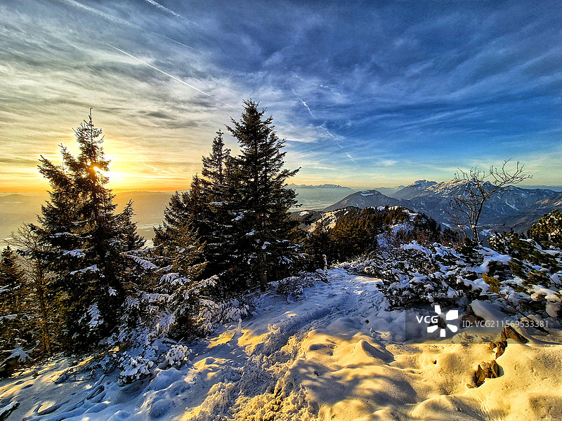 日落时分，雪山与天空的美丽景色图片素材