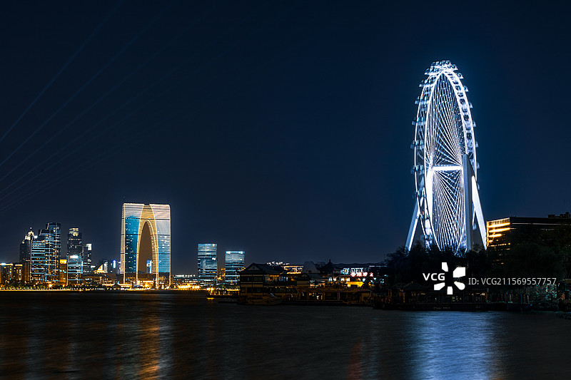 苏州城市天际线夜景风光，苏州之眼与东方之门同框图片素材