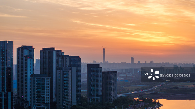 成都金融城复地金融岛与远处的成都最高楼图片素材