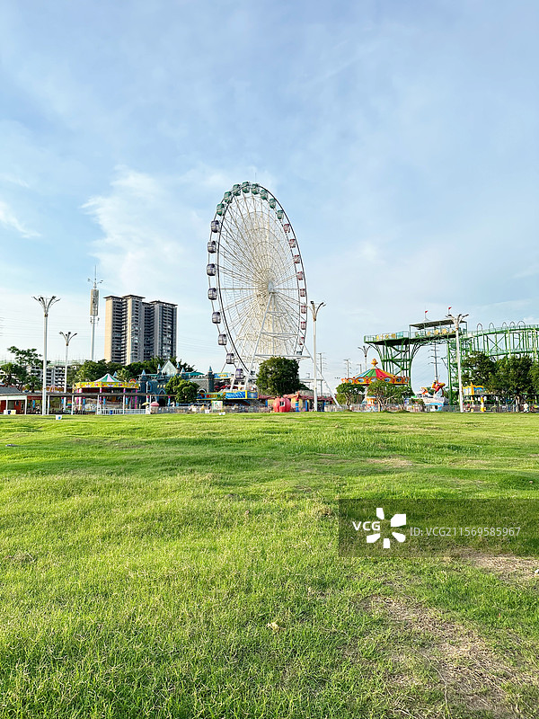 城市风光与公园空场地大草坪绿地草地摩天轮游休闲露营乐园度假节日娱乐背景图片素材