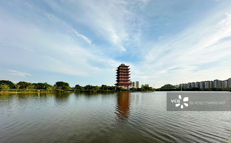 城市地标建筑古建筑广西玉林市园博园塔状元楼湖水倒影背景图片素材