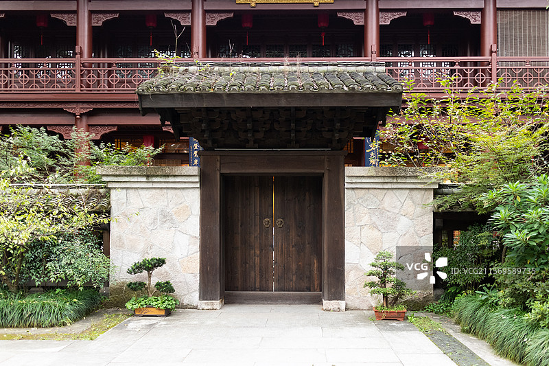 中国浙江省杭州市灵隐寺，古建筑风格大门特写，中式园林景观图片素材