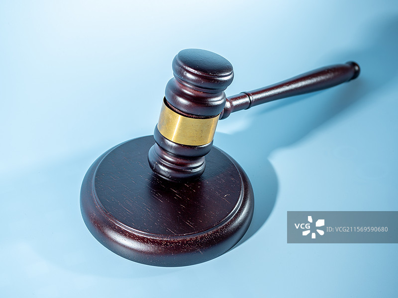 蓝色背景下木槌的高角度视图图片素材