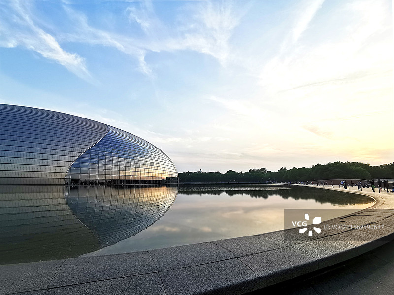 傍晚的国家大剧院图片素材