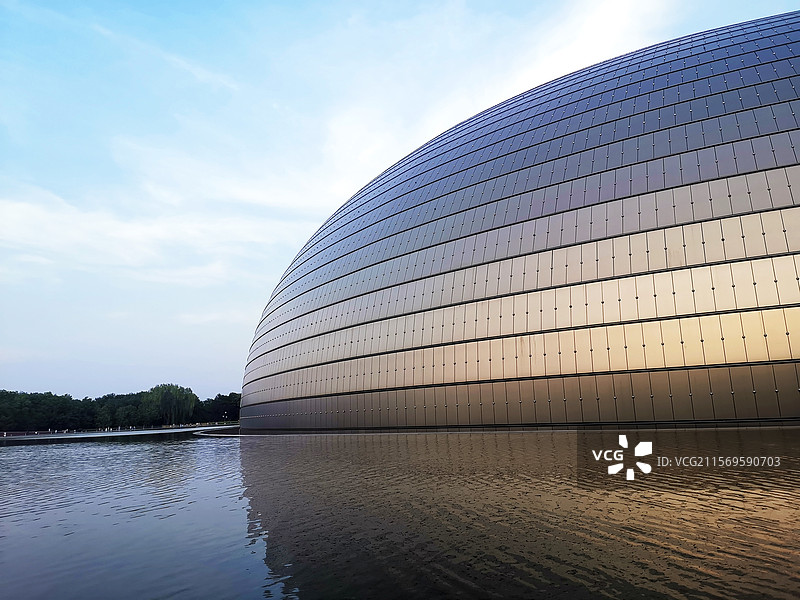 傍晚的国家大剧院图片素材