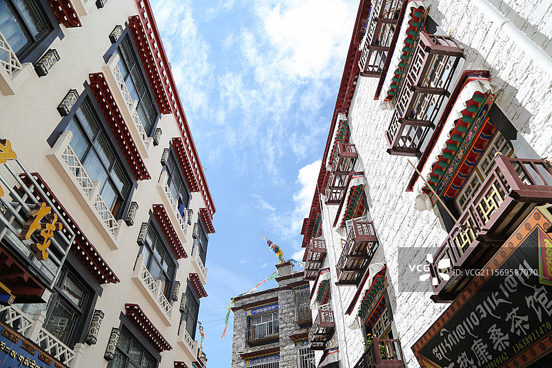 西藏拉萨小巷中的藏式建筑图片素材