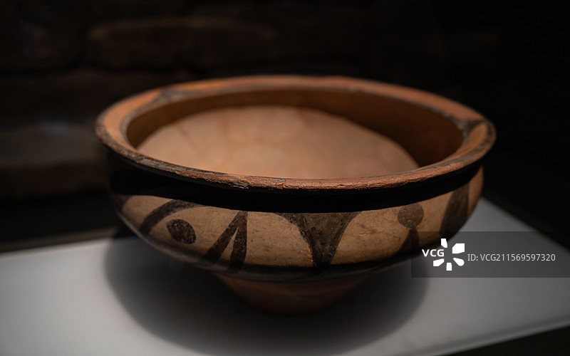 彩陶曲腹盆-仰韶文化图片素材