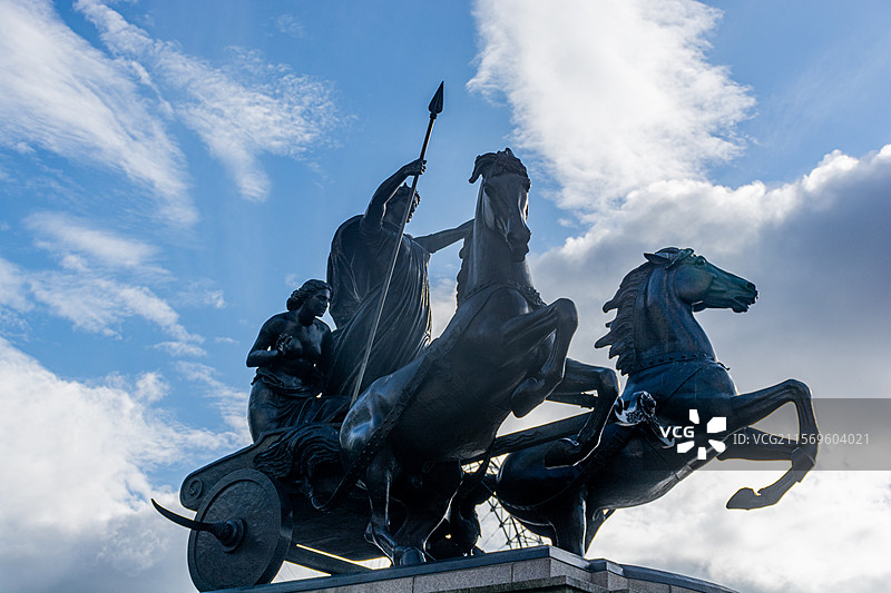 英国伦敦街头的骑士冲锋雕像图片素材