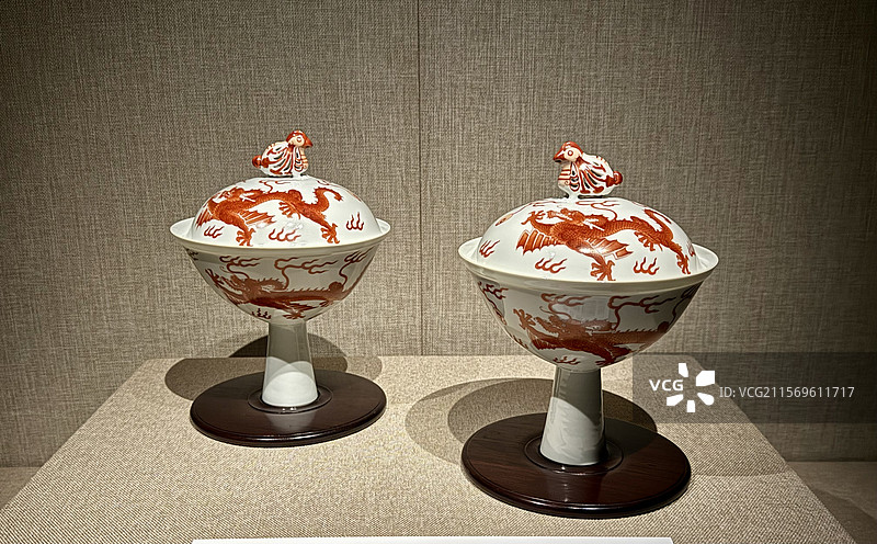 清乾隆 矾红翼龙天鸡高足盖碗（一对），上海龙美术馆“天地大观”图片素材