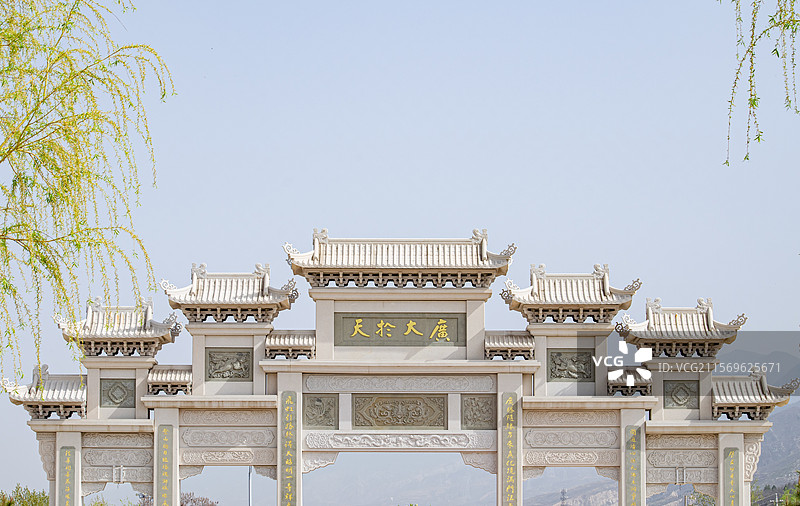 中国山西临汾洪洞县广胜寺旅游景区著名景点，霍山脚下广大于天慈帆无际石头牌坊，户外白昼无人图像摄影图片素材