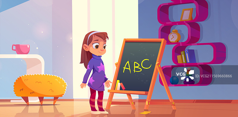 教室里靠近黑板的小女孩图片素材