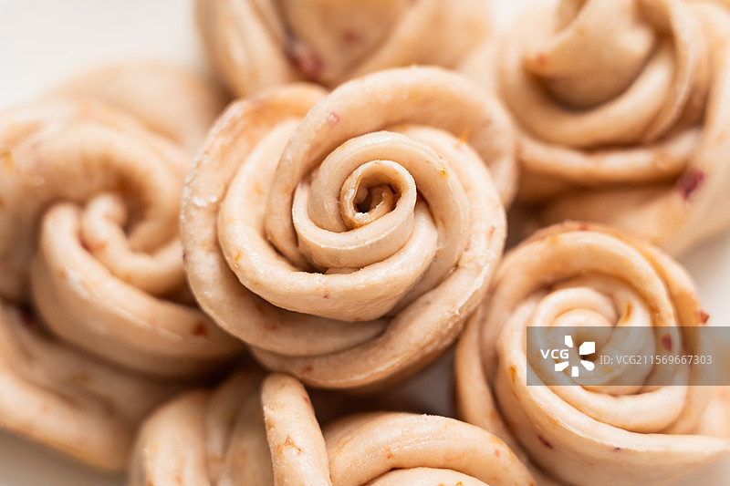 玫瑰形状的花卷面食图片素材