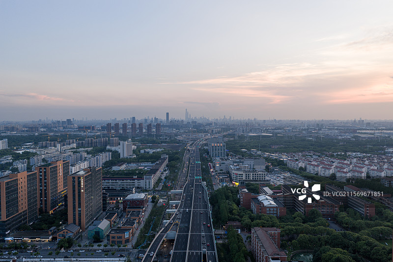 上海浦东金海路高架望陆家嘴图片素材