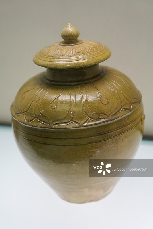 河北省 磁县 磁州窑博物馆 “黑与白的艺术”  北齐 青釉刻莲纹罐图片素材