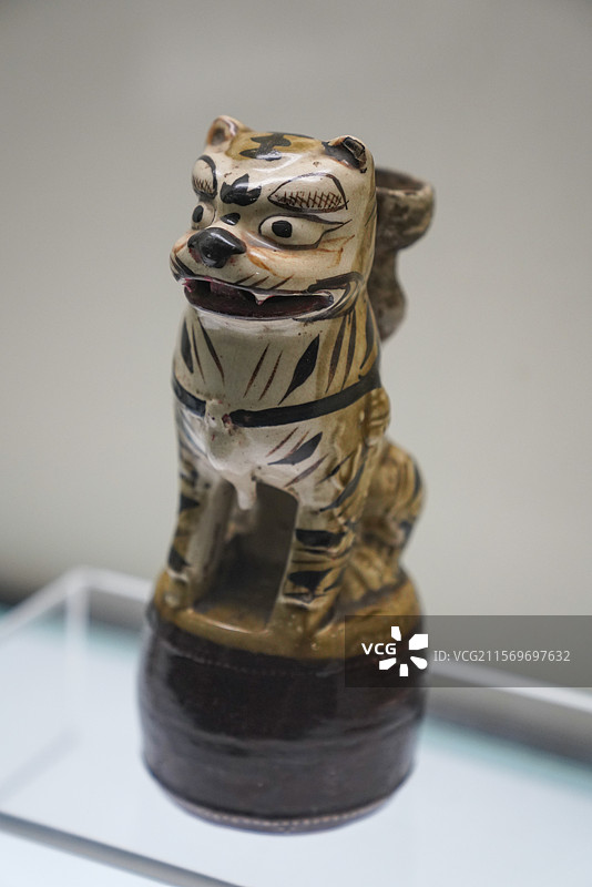 河北省 磁县 磁州窑博物馆 “黑与白的艺术” 清代 白釉褐彩老虎烛台图片素材