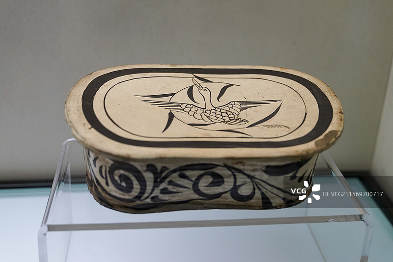 河北省 磁县 磁州窑博物馆 “黑与白的艺术” 金代 白地黑花芦雁纹腰圆形枕图片素材