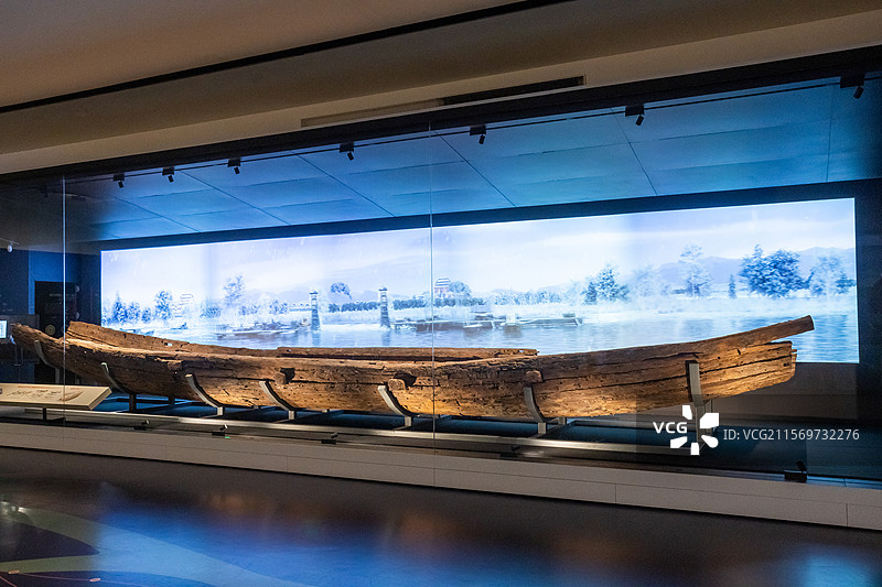 陕西历史博物馆秦汉馆汉长安城北渭桥遗址出土的古船图片素材