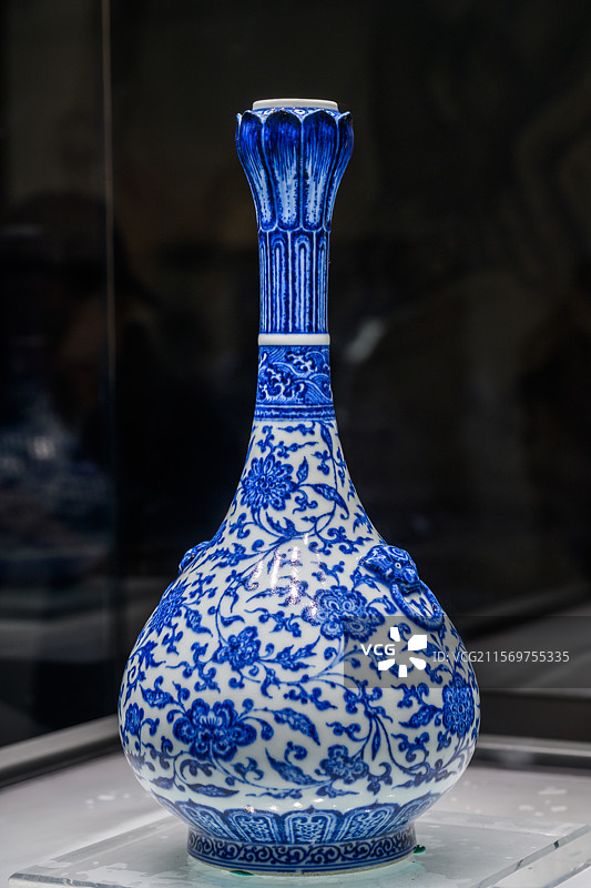 北京保利艺术博物馆，清代雍正青花缠枝花卉铺首长颈莲口瓶图片素材