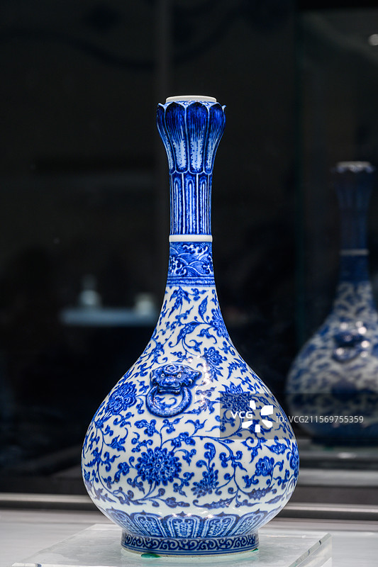 北京保利艺术博物馆，清代雍正青花缠枝花卉铺首长颈莲口瓶图片素材