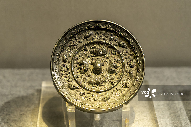 江苏省扬州博物馆扬州历史馆：海兽葡萄铜镜（唐，扬州城北东风砖瓦厂出土）图片素材