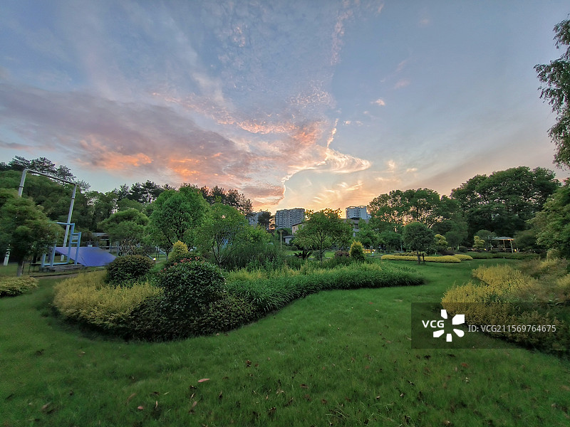 安徽省黄山市傍晚的街心花园风景图片素材