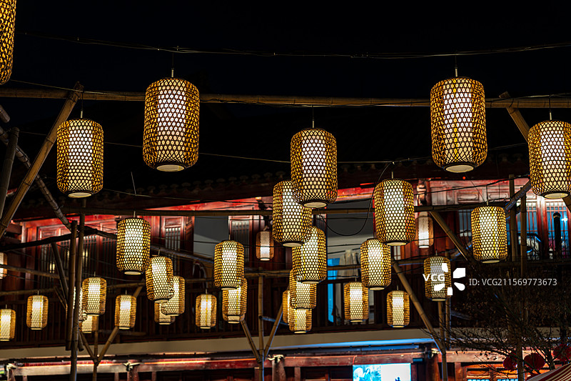 夜晚悬挂的竹编灯笼图片素材