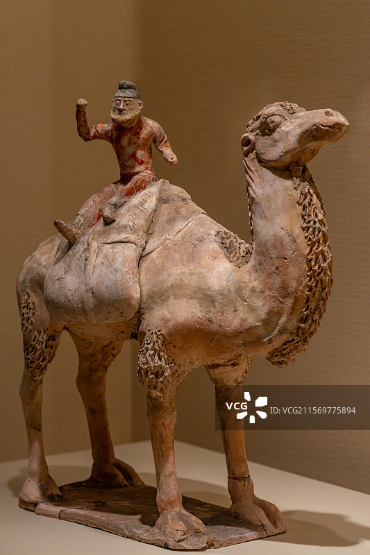 辽宁省博物馆唐彩绘骑骆驼俑图片素材