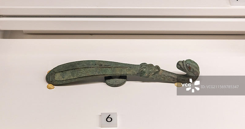 陕西历史博物馆秦汉馆鸟首琵琶形铜带钩战国时期1973年陕西省供销社废品库拣选图片素材