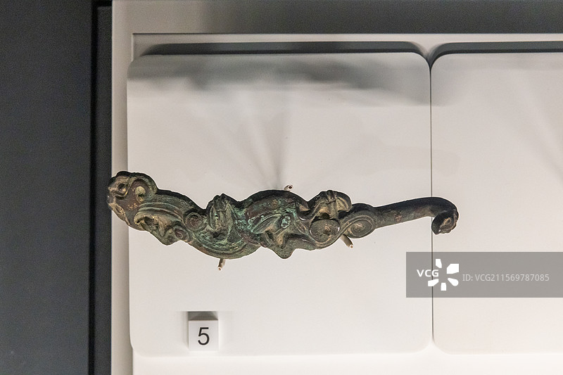 陕西历史博物馆秦汉馆鎏金龙纹铜带钩战国时期1965年陕西省供销社废品库拣选图片素材