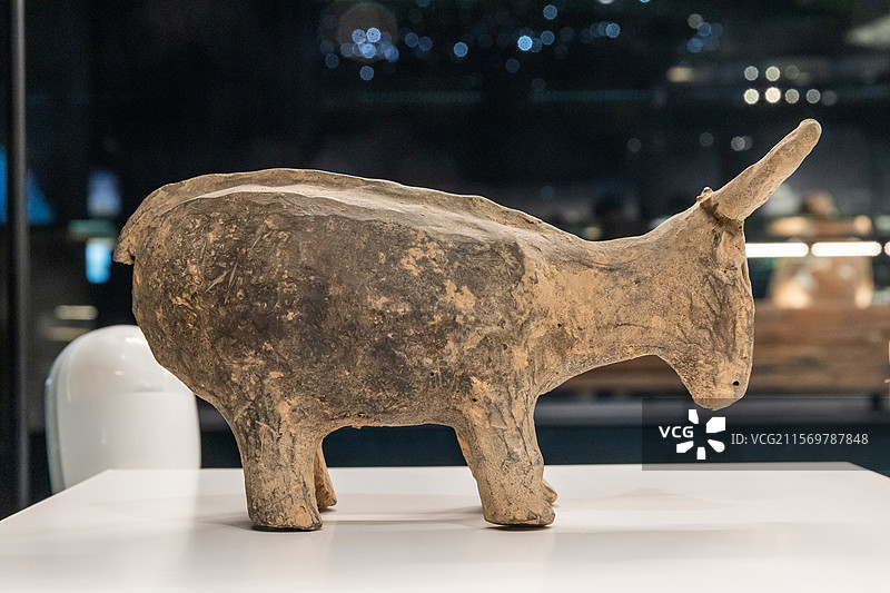 陕西历史博物馆秦汉馆陶牛战国时期宝鸡凤翔八旗屯103号墓出土图片素材