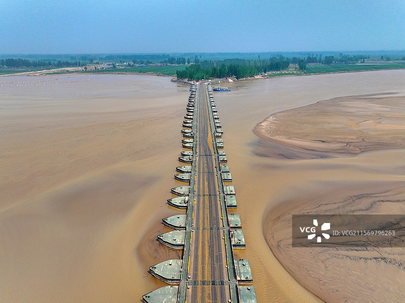 河南省开封市柳园口黄河游览区开封黄河渡口浮桥航拍图片素材