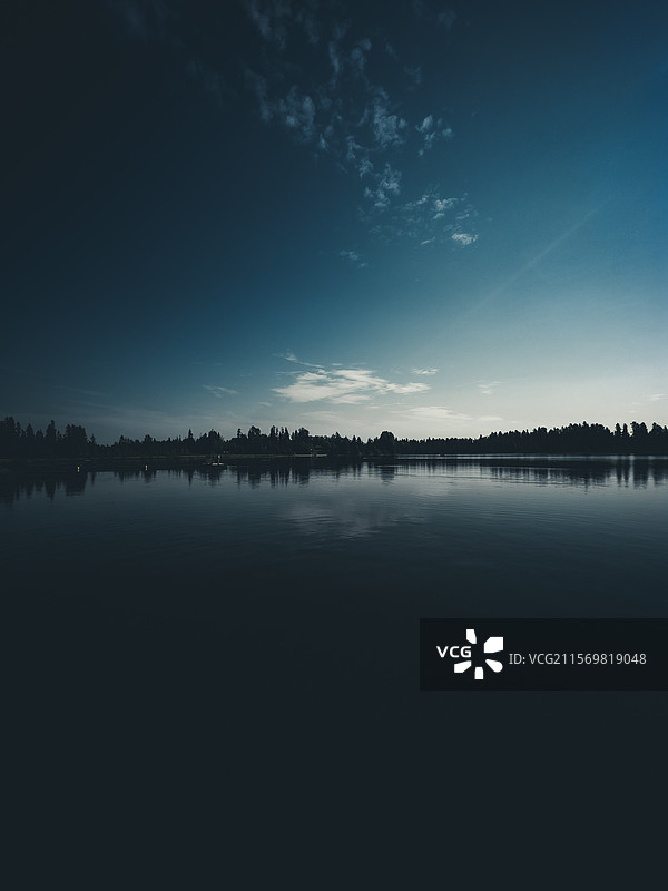 湖泊与蓝天的美丽景色图片素材