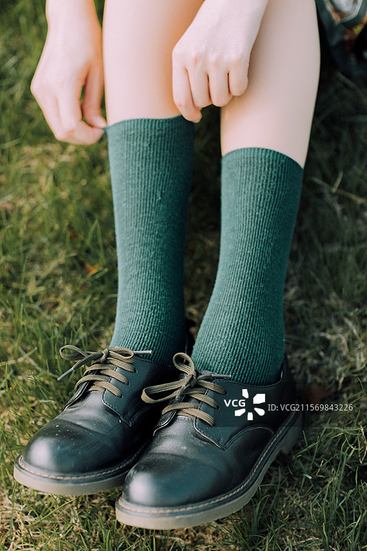少女的腿和脚 小皮鞋 绿色袜子图片素材