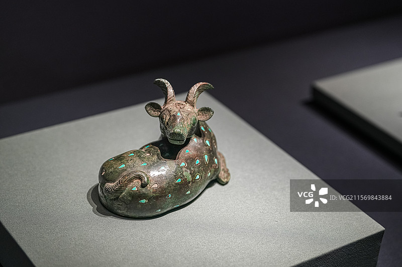 战国 镶嵌绿松石铜卧牛 平阴县博物馆图片素材