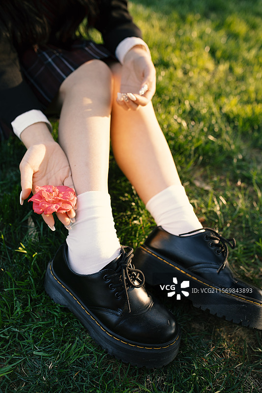 少女的腿部特写 小皮鞋 白袜子图片素材