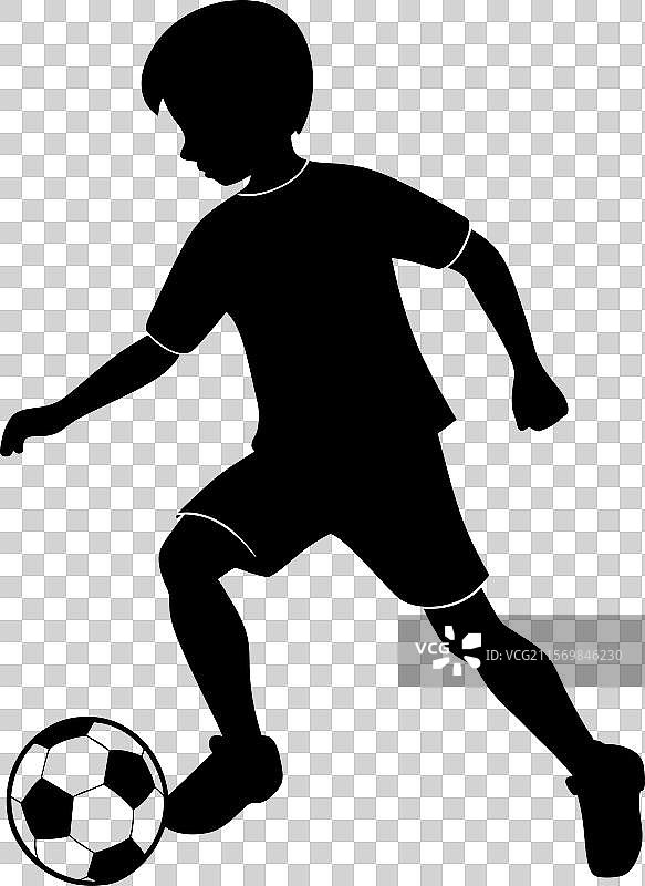 一个男孩在踢足球图片素材