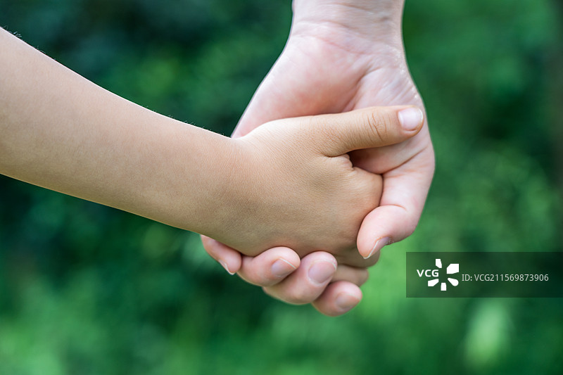 大手牵小手传递爱与希望图片素材