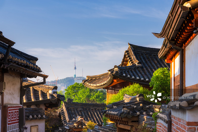 韩国首尔特别市，钟路区，嘉会洞，北村韩屋村북촌한옥마을，有着600年历史的传统居住地，都市天际线图片素材