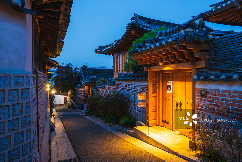 韩国首尔特别市，钟路区，嘉会洞，北村韩屋村북촌한옥마을，有着600年历史的传统居住地，都市天际线图片素材