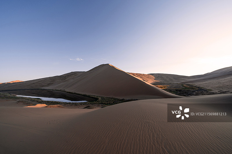巴丹吉林沙漠深处沙漠地形汽车广告背景图实拍图片素材