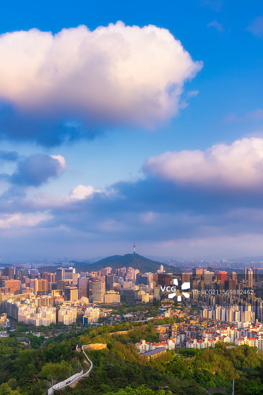 韩国首尔特别市，钟路区，毋岳洞，仁王山（仁旺山），从仁王山俯瞰首尔的天际线，都市天际线，春季，航拍图片素材