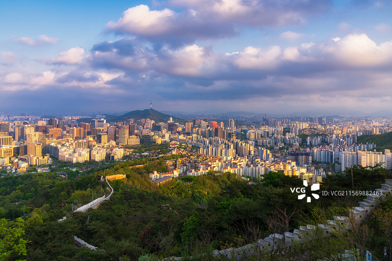 韩国首尔特别市，钟路区，毋岳洞，仁王山（仁旺山），从仁王山俯瞰首尔的天际线，都市天际线，春季，航拍图片素材