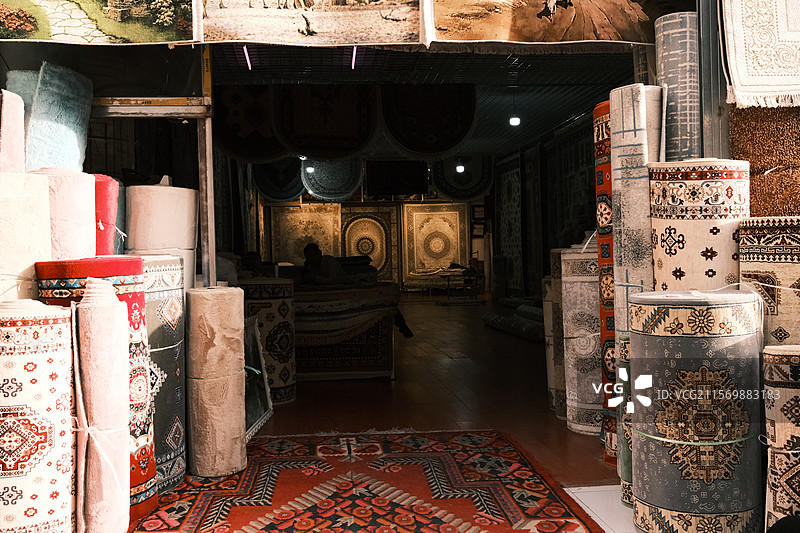 南疆鲜艳神圣富有灵性的繁复地毯店 南疆地毯图片素材