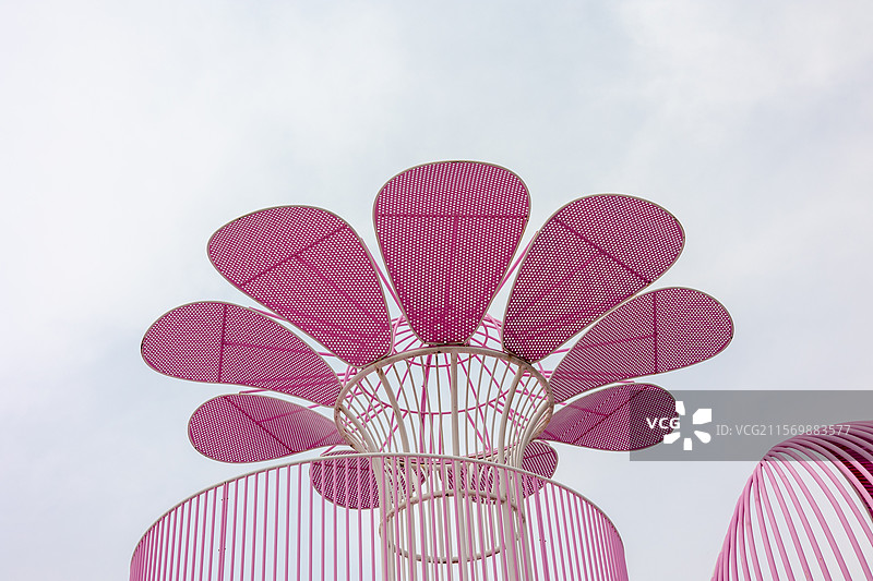 粉色户外儿童游乐设施滑梯 大型玩乐设施图片素材