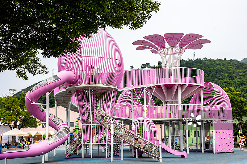 粉色户外儿童游乐设施滑梯 大型玩乐设施图片素材