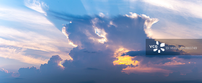 云朵中的丁达尔效应图片素材