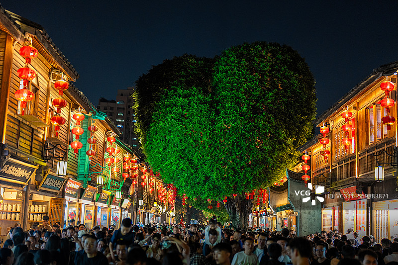 福州三坊七巷的爱心树夜景图片素材