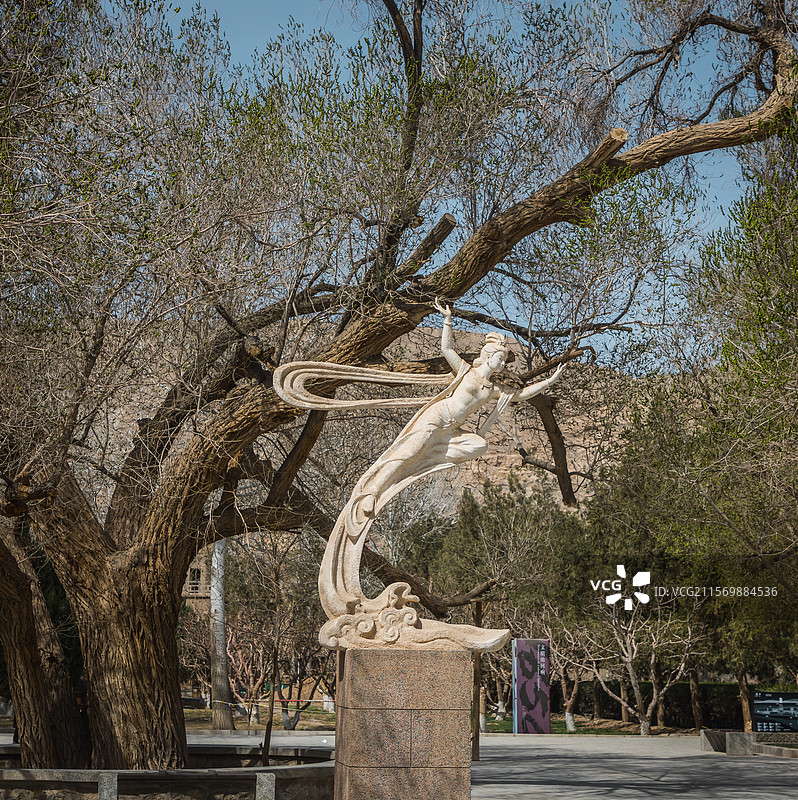 敦煌莫高窟风光，飞天和树图片素材