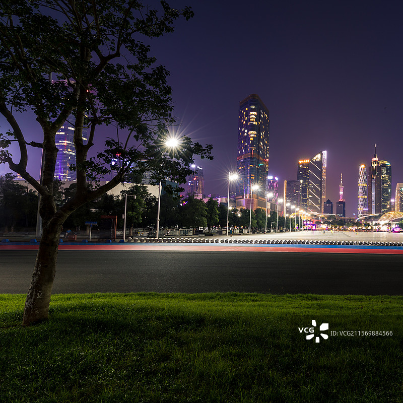 广州天河体育中心和花城广场的夜景图片素材