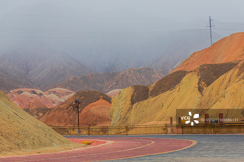 微雨雪天气中的张掖七彩丹霞图片素材